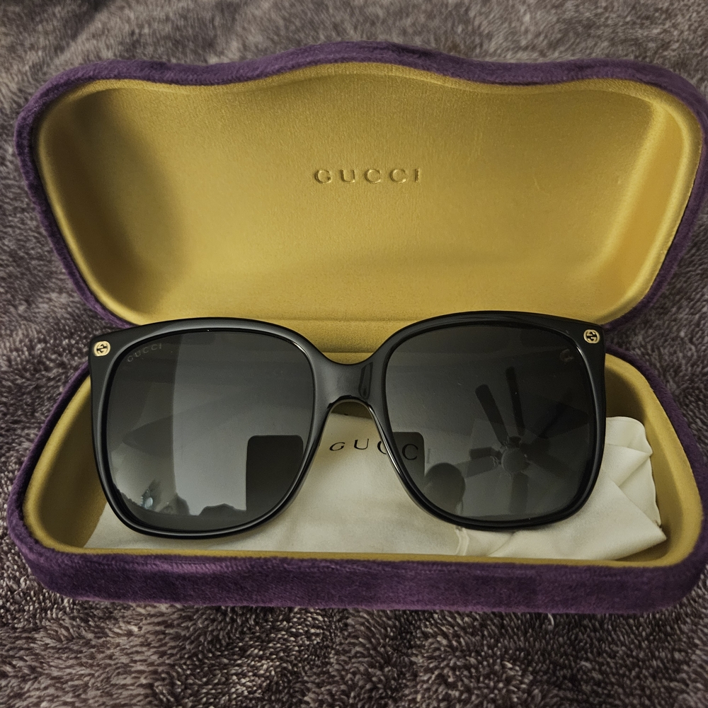 Gucci Elegant Black Sunglasses